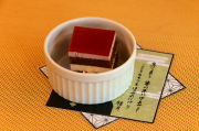 千本松牧場がリニューアルしたというので行ってみたのですが混雑しすぎでレストランの待ちが３０組とか凄い状況だったので、塩原温泉の方に向かってまったりと景色を眺めてきました。とはいえまだ新緑ともいえない様相で、せっかく来たのだし……と観光協会の建屋にあるレストランLampで食事だけしてリターンしてきました。写真はそのデザートで、和歌のコースターとは粋だねぇ、と思って撮ってみた次第。ちょっと前ピン気味ですがまあそこはそれということで♪